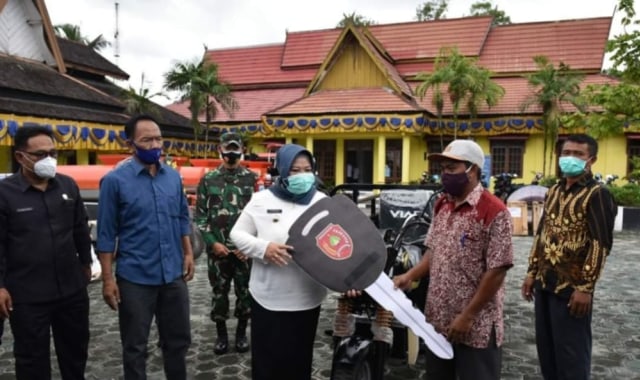 Kegiatan yang dilaksanakan di halaman kantor Dinas Tanaman Pangan Hortikultura dan Perkebunan (TPHP) bantuan ini atas dukungan anggota komisi IV DPR RI Bambang Purwanto. Foto: PROKOM