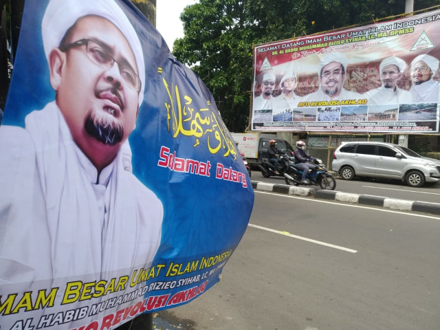 Baliho ucapan selamat datang untuk Habieb Rizieq Syihab terpasang di sekitar lokasi Markas FPI, Jakarta, Jumat (6/11). Foto: Dicky Adam Sidiq/kumparan