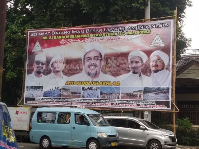 Baliho ucapan selamat datang untuk Habieb Rizieq Syihab terpasang di sekitar lokasi Markas FPI, Jakarta, Jumat (6/11). Foto: Dicky Adam Sidiq/kumparan