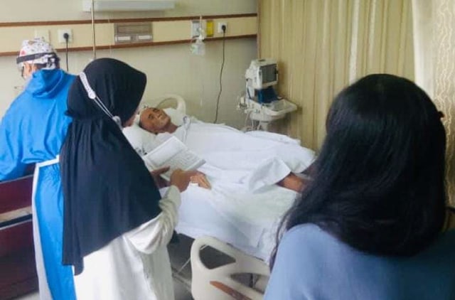 Haji Sabran Afandi Achmud yang adalah ayah dari H. Sugianto Sabran dan H. Agustiar Sabran saat terbaring di RS Medistra. (FOTO: Dokumen Istimewah).