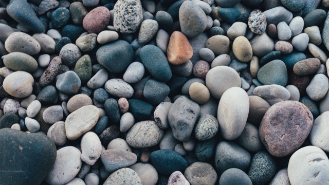 Ilustrasi bersuci dengan batu. Foto: Unsplash.com/scottwebb