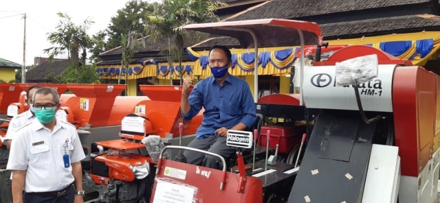 Anggota Komisi IV DPR RI Fraksi Partai Demokrat Dapil Kalimantan Tengah, Bambang Purwanto menyalurkan alat mesin pertanian kepada kelompok tani di wilayah Kabupaten Kotawaringin Barat. Dok. Bambang Purwanto
