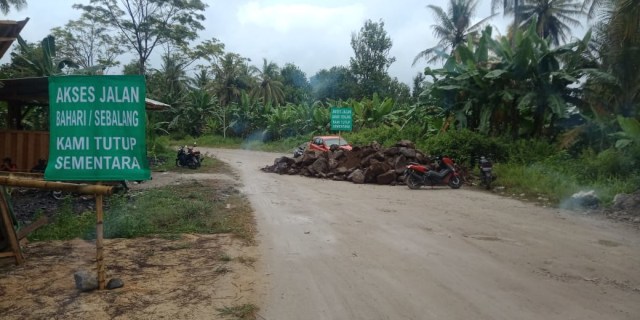 Akses jalan menuju Pantai Sebalang ditutup sementara | Foto: Ist