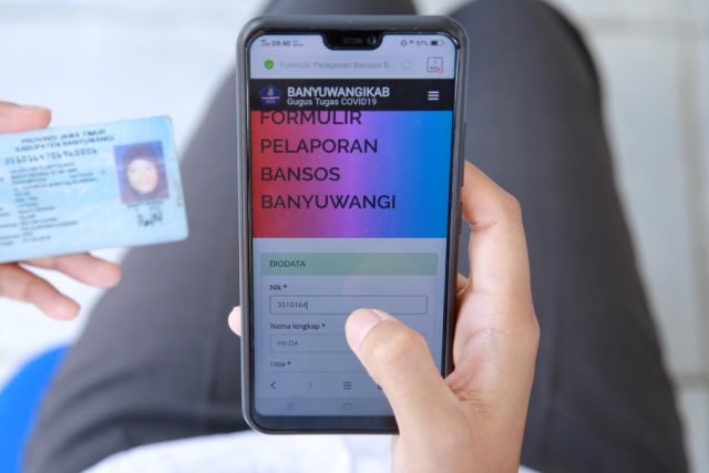 Smart kampung, pelaporan online bantuan sosial (bansos) bagi warga terdampak pandemi COVID-19 di Banyuwangi. Foto: Pemkab Banyuwangi