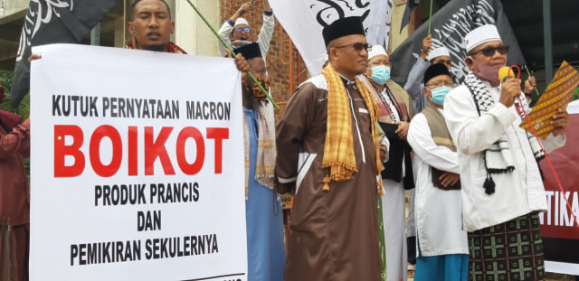 Umat muslim di Koza Sorong kutuk pernyataan Presiden Perancis yang menghina Nabi Muhammad SAW, foto : Yanti