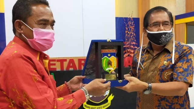 Penyerahan cinderamata Pemkot Palu kepada Pemerintah Kabupaten Bandung. Foto: Humas Pemkot Palu