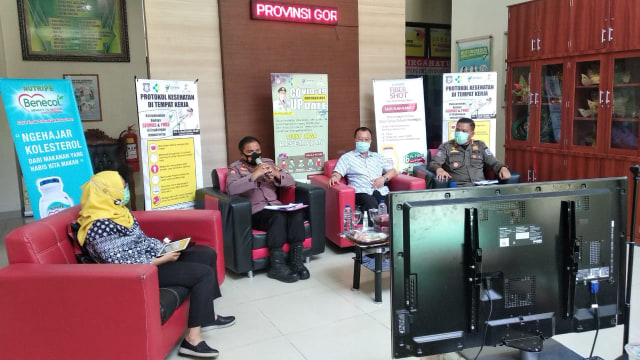 Juru Bicara Satuan Tugas (Satgas) Covid-19 Provinsi Gorontalo, Triyanto Bialangi, saat menjadi pembicara dalam sebuah gelar wicara di Dinas Kesehatan Provinsi, pada Jumat (06/11). Foto: Dok banthayo
