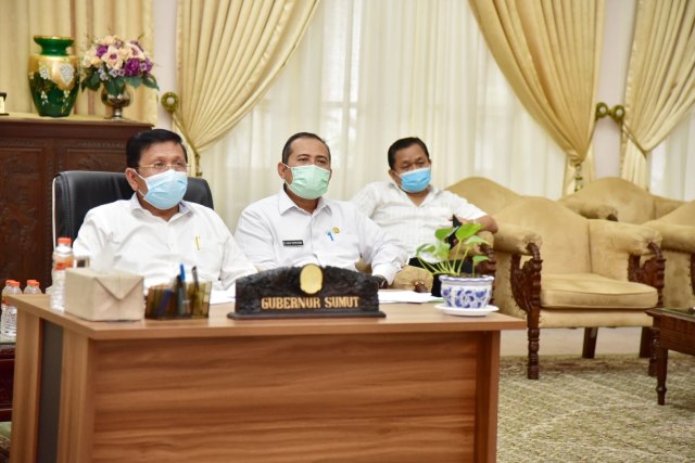 Sekretaris Satgas Penanganan COVID-19 Sumut Arsyad Lubis, mewakili Gubernur Sumut Edy Rahmayadi, saat mengikuti konferensi video bersama Menko Marves luhut BInsar Panjaitan. Foto: Istimewa.