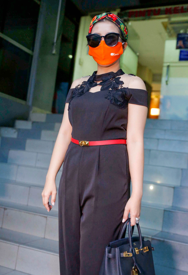 Mantan istri Okan Cornelius, Lee Sachi alias Mey Lee saat melaporkan Okan Cornelius atas pencemaran nama baik di Polda Metro Jaya, Jakarta, Jumat, (6/11/2020). Foto: Ronny