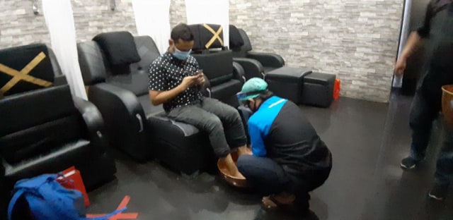 Suasana saat pijat refleksi dengan protokol kesehatan yang ketat. Foto: Len/Tugu Jogja