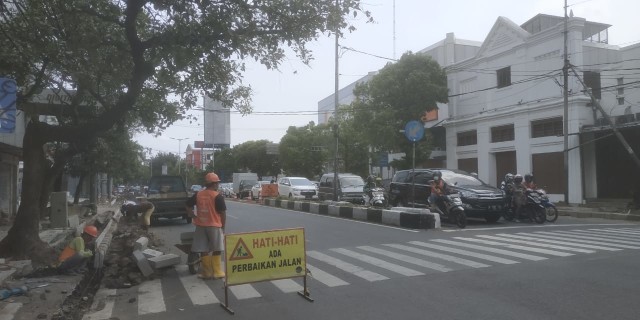 Sejumlah pekerja tengah mengerjakan proyek pembangunan koridor di Zona II, Perempatan Rajabally, Kayutangan, Kota Malang, pada Sabtu (7/11/2020). Foto: Ulul Azmy