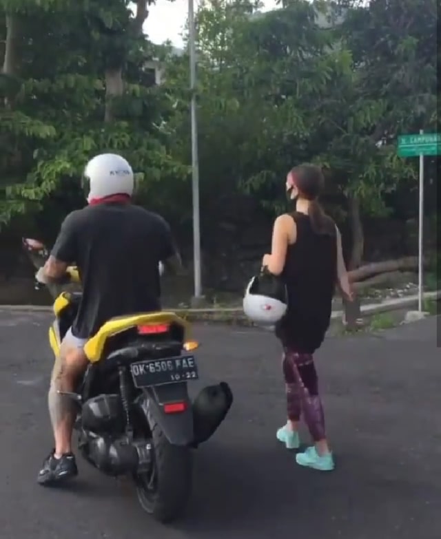 Viral sepasag kekasih bule di Bali bertengkar di pinggir jalan. (Foto: Instagram/@denpasar.viral)
