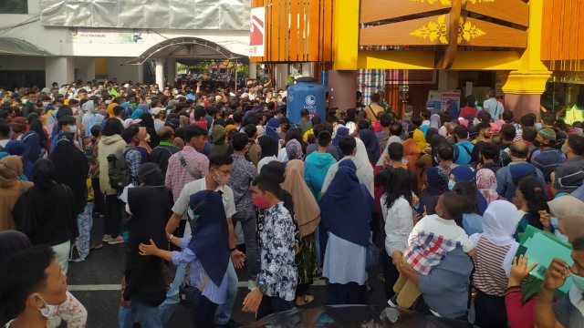 RIBUAN warga Pekanbaru serbu kantor Dinas Kependudukan dan Catatan Sipil di akhir pekan, Sabtu (7/11/2020). Kedatangan ribuan warga tersebut untuk merekam e-KTP, KTP hilang dan rusak serta catatan kependudukan lainnya.  