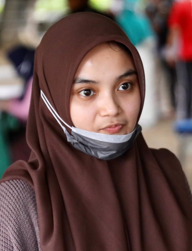 Seorang warga saat mengantre untuk mengikuti tes COVID-19 gratis yang digelar Polda Aceh di Lapangan Blang Padang dalam rangka Bakti Kesehatan TNI-Polri. Foto: Suparta/acehkini