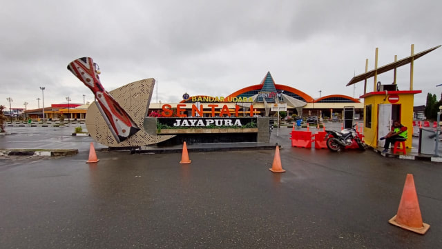 Bandara Sentani di Kabupaten Jayapura yang menjadi salah satu bandara terbesar di Papua. (Bumipapua.com/Alan Youwe)