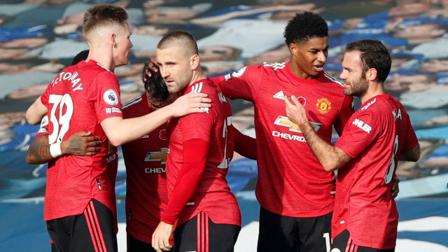 Selebrasi pemain Manchester United usai mencetak gol ke arah gawang Everton pada pertandingan lanjutan Premier League di Goodison Park, Liverpool, Inggris, Sabtu (7/11). Foto: Clive Brunskill/Pool/REUTERS
