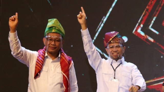 Pasangan calon Wali Kota dan Wakil Wali Kota Medan nomor urut satu Akhyar Nasution-Salman Alfarisi mengikuti debat publik perdana Pemilihan Kepala Daerah (Pilkada) calon Wali Kota dan Wakil Wali Kota Medan di Medan, Sumatera Utara, Sabtu (7/11). Foto: Adiva Niki/ANTARA FOTO