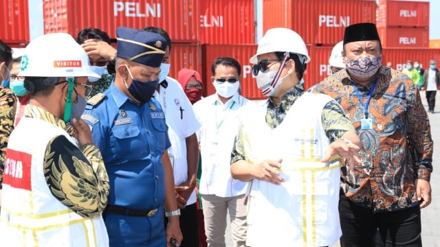 Mendes PDTT Abdul Halim Iskandar meninjau program Tol Laut Pelabuhan Bima, NTB. Foto: Kemendes PDTT