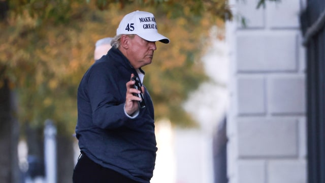 Presiden AS Donald Trump kembali ke Gedung Putih di Washington, AS, Sabtu (7/11). Foto: Carlos Barria/REUTERS
