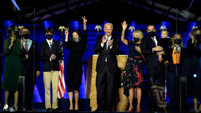 Calon presiden AS dari Partai Demokrat 2020 Joe Biden bersama keluarganya, merayakan kemenangannya di Pemilu AS 2020. Foto: Jonathan Ernst/REUTERS