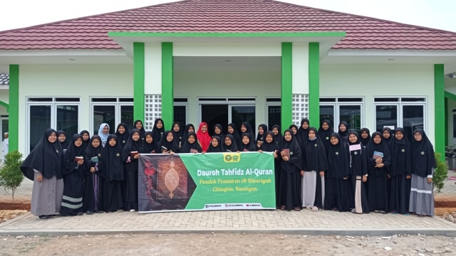 Tampak para santri Pondok Pesantren Al Khoeriyah di Cibingbin Kabupaten Kuningan yang telah mengikuti program cepat menghafal Al-Quran. (Ciremaitoday)