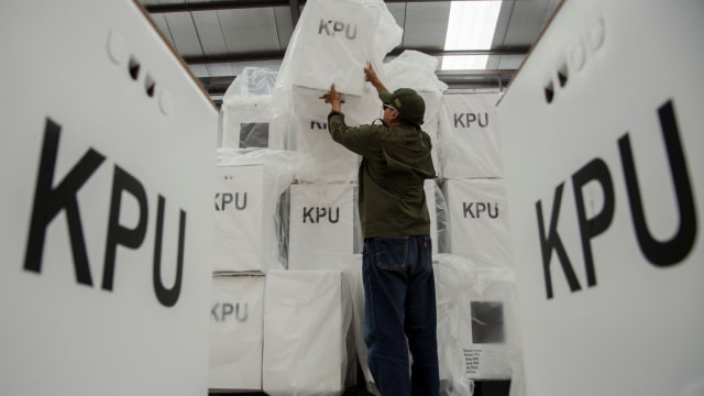 Petugas merapikan kotak suara Pemilu Bupati Bandung 2020 di Gudang Logistik KPU Kabupaten Bandung, Soreang, Kabupaten Bandung, Jawa Barat, Minggu (8/11). Foto: Novrian Arbi/ANTARA FOTO