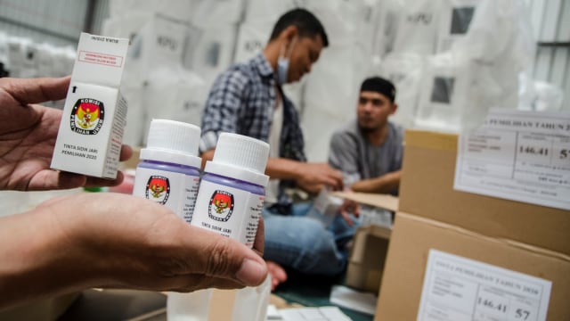 Petugas menunjukkan tinta sidik jari Pemilu Bupati Bandung 2020 di Gudang Logistik KPU Kabupaten Bandung, Soreang, Kabupaten Bandung, Jawa Barat, Minggu (8/11). Foto: Novrian Arbi/ANTARA FOTO