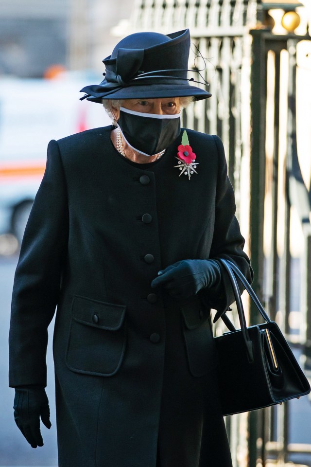 Ratu Elizabeth II saat pertama kali kenakan masker di tempat umum ketika ziarah di makam pahlawan di Inggris. Foto: Aaron Chown/Pool via Reuters