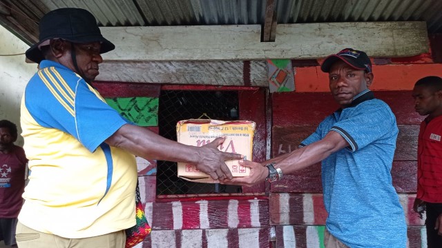 Tampak salah satu pegawai di Dinas Perindakop memberikan bantuan