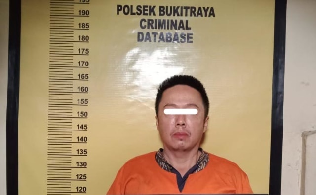 BOS reklame pemilik CV RB di Pekanbaru, TF, ditetapkan sebagai tersangka dan ditahan Polsek Bukit Raya sejak Sabtu (8/11/2020). Ia disangkakan menyuruh orang memotong 83 pohon pelindung karena melindungi papan reklamenya.
