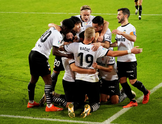 Selebrasi pemain Valencia saat melawan Real Madrid di Mestalla, Valencia, Spanyol. Foto: Juan Medina/Reuters