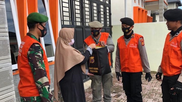 Mengantar sembako gratis untuk warga. Foto: Polda Aceh