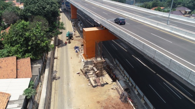 Pembangunan tempat parkir darurat di tol layang Jakarta - Cikampek. Foto: dok. Jasa Marga
