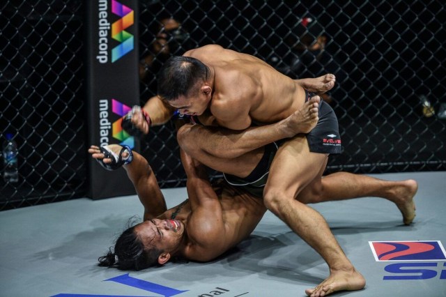 Aksi Eko Roni Saputra saat menjatuhkan petarung Filipina Ramon Gonzales dalam ajang ONE: INSIDE THE MATRIX II (ONE Championship)