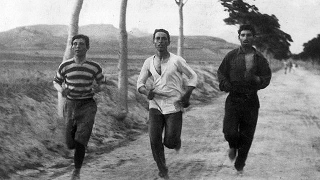 Tiga atlit berlatihan guna ikut serta perlombaan maraton pada Olimpiade Athena tahun 1896. Foto: dok. WIkimedia Commons 