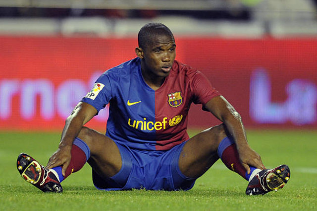 Samuel Eto'o sedang duduk ketika masih berseragam Barcelona. Foto: Lluis Gene/AFP