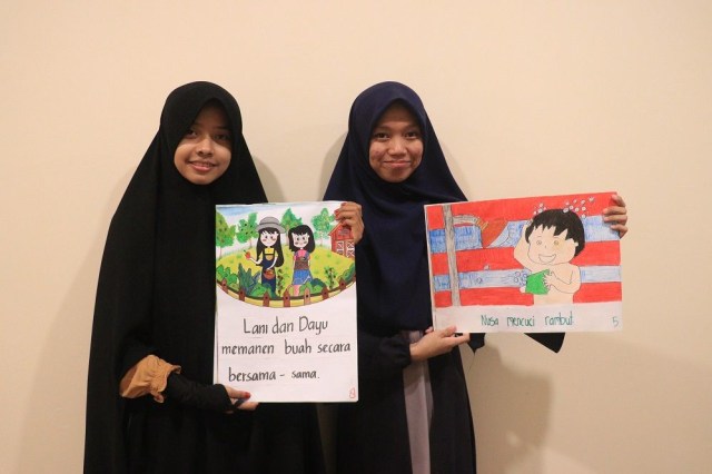 Dua mahasiswi PGMI UIN Sulthan Thaha Saifuddin Jambi menunjukkan Big book karangannya. Mereka menunjukkan kreativitas dan keaktifan selama kuliah dari rumah dengan membuat big book. (Foto: Tanoto Foundation).