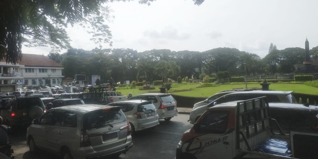 Imbas penutupan kawasan Kayutangan di Malang berimbas kemacetan parah di Alun-Alun Tugu Malang, pada Senin (9/11/2020). Foto: Ulul Azmy