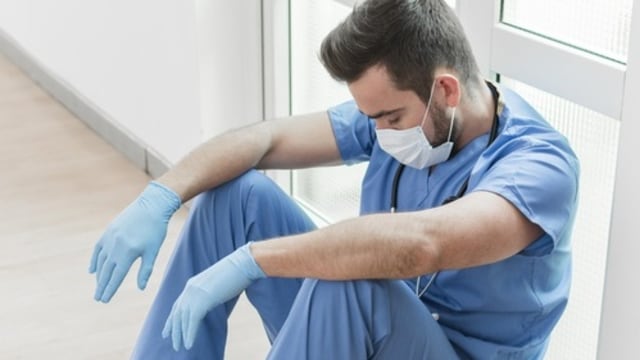 Ilustrasi Petugas Medis Yang Kelelahan. Sumber: freepik.com