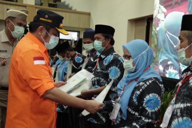 Gubernur Sumsel Herman Deru menyerahkan sertifikat tanah. Foto. Istimewa