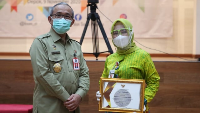 Sekretaris Utama BSSN Syahrul Mubarak (kiri), menyerahkan  penghargaan kepada Kepala Dinas Komunikasi dan Informatika (Diskominfo) Jateng Riena Retnaningrum (kanan), di Auditorium Kantor BSSN. Foto: Dok. Pemprov Jateng