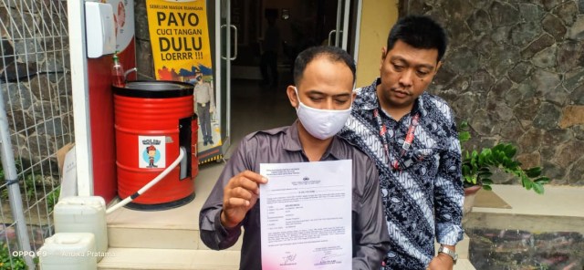 Kuasa hukum Alex Noerdin, Dedi Heryansyah saat melapor ke Polda Sumsel. (foto: istimewa)