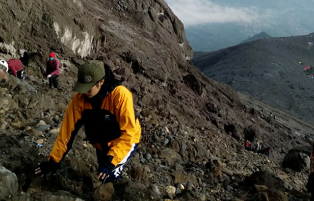 Melintasi medan pasir dan berbatu (Foto: Yuk Jelajah/Eka Rahmawati)