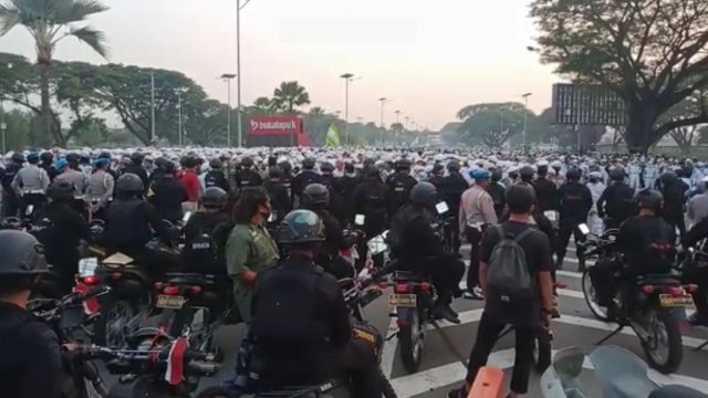 Polisi berjaga di sekitar akses menuju ke Bandara Soetta. Foto: FPI