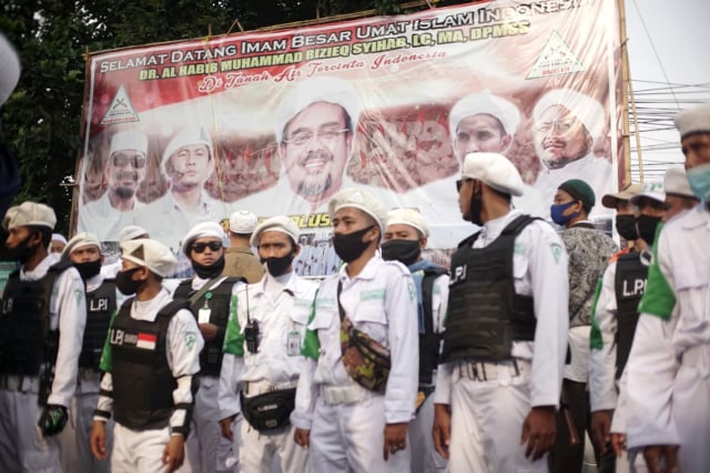 Massa menyambut kedatangan Habib Rizieq Syihab di Petamburan. Foto: Iqbal Firdaus/kumparan