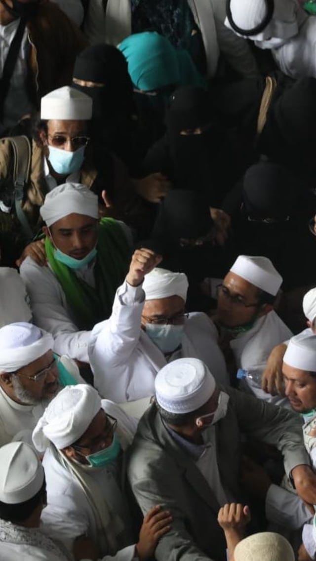 Habib Rizieq Shiyab tiba di Bandara Soekarno Hatta, Tangerang, Selasa (10/11). Foto: Aditia Noviansyah/kumparan