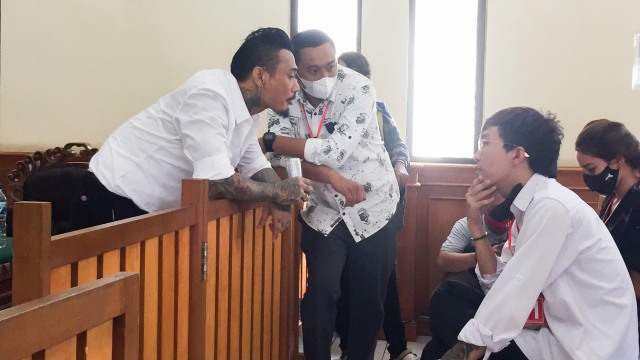 Dr Tirta dan Jerinx di PN Denpasar. Foto: Denita Matondang/kumparan