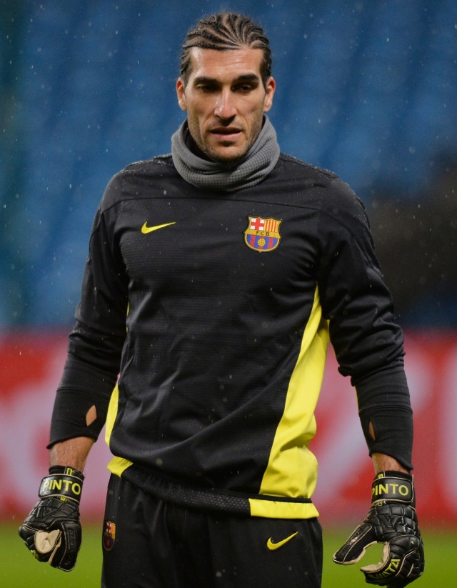 Penjaga gawang Barcelona Jose Manuel Pinto. Foto: PAUL ELLIS/AFP 