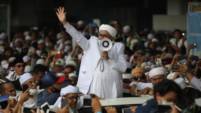 Habib Rizieq Syihab tiba di bandara Soekarno Hatta, Tangerang, Selasa (10/11). Foto: Aditia Noviansyah/kumparan