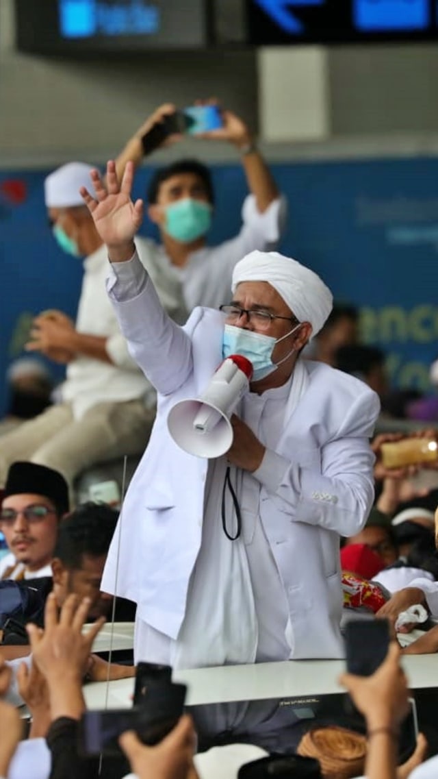 Habib Rizieq Syihab berbicara kepada para pendukungnya saat tiba di bandara Soekarno Hatta, Tangerang, Selasa (10/11). Foto: Aditia Noviansyah/kumparan